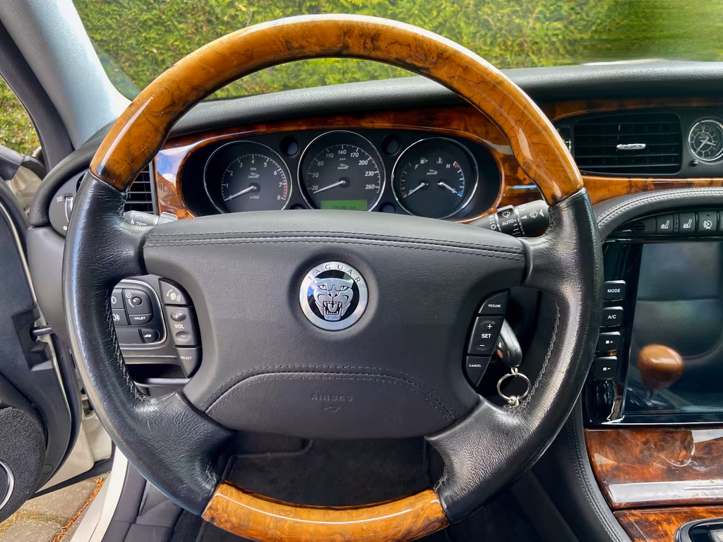 Jaguar XJ8