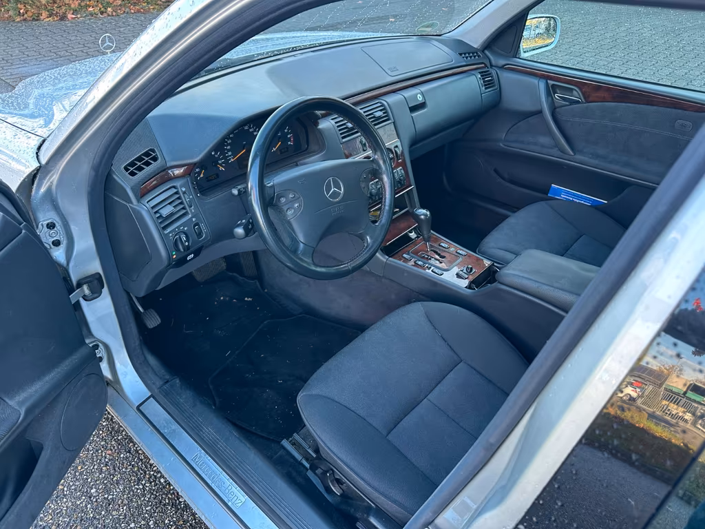 Mercedes-Benz E 240