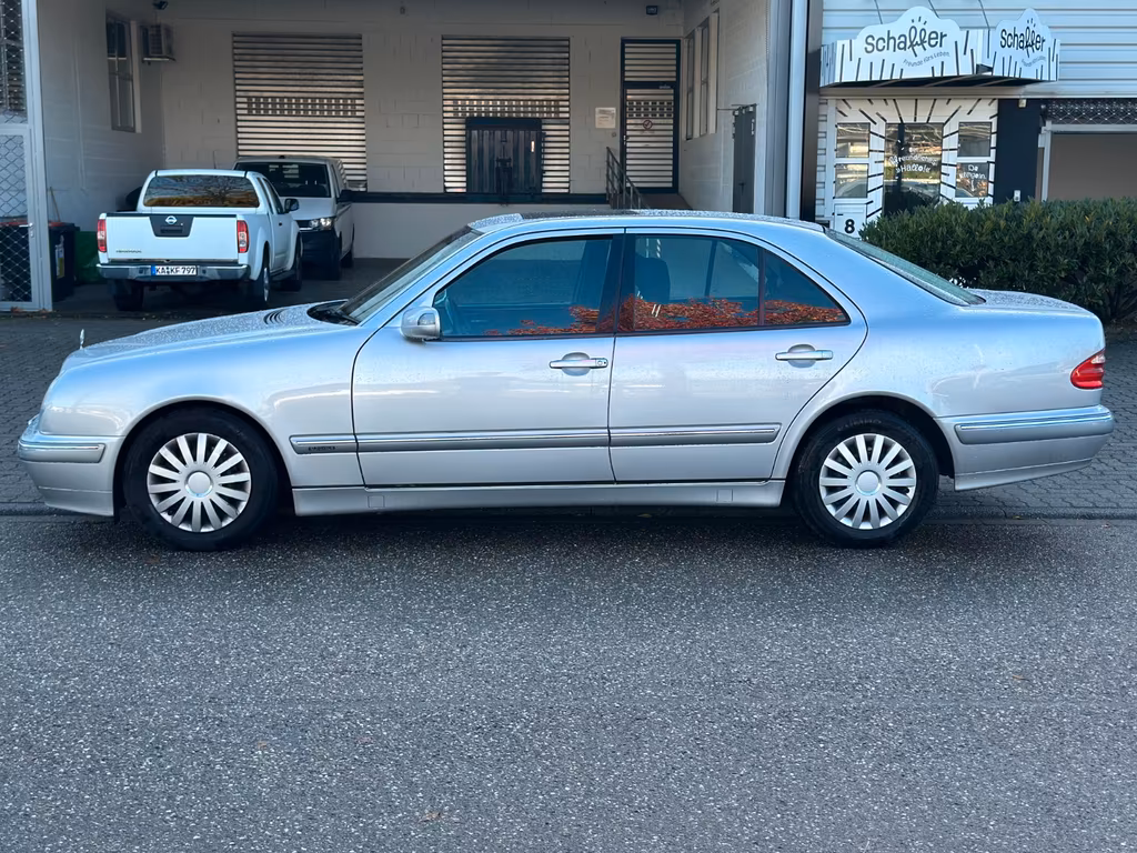 Mercedes-Benz E 240