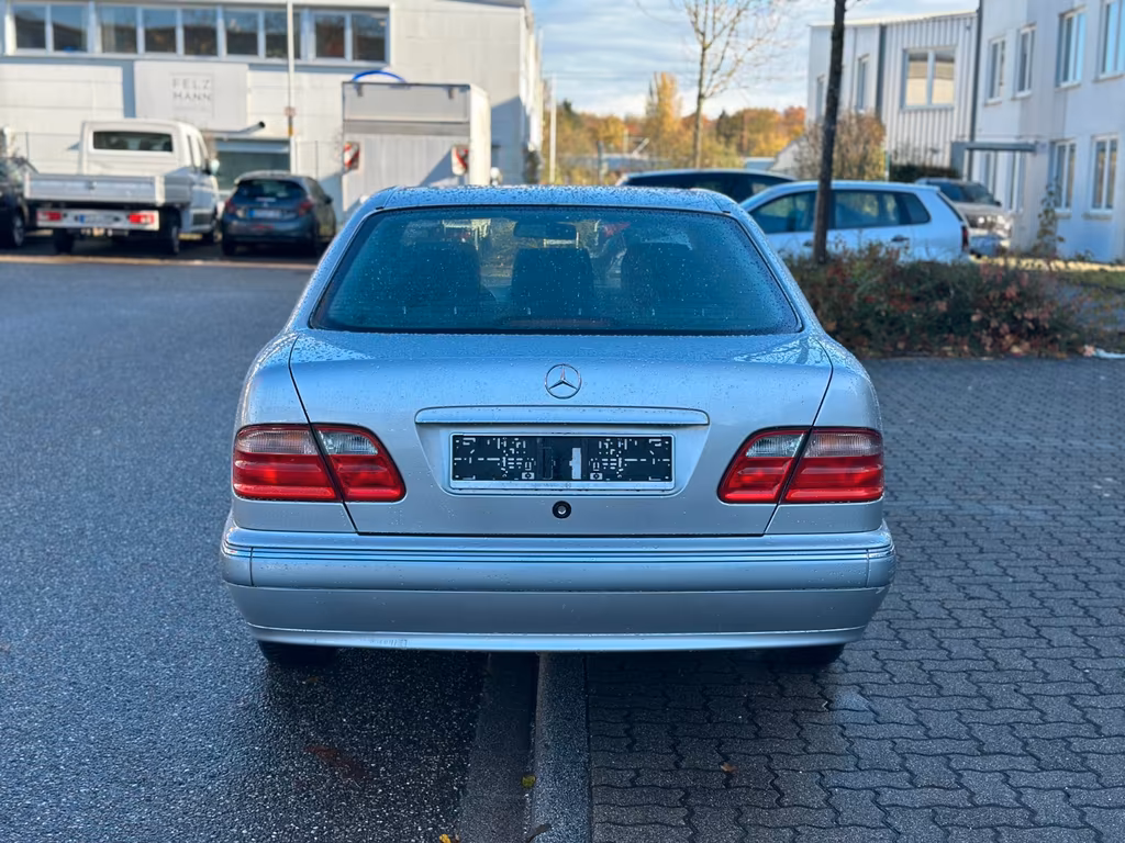 Mercedes-Benz E 240