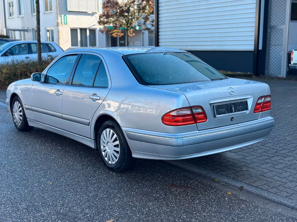 Mercedes-Benz E 240