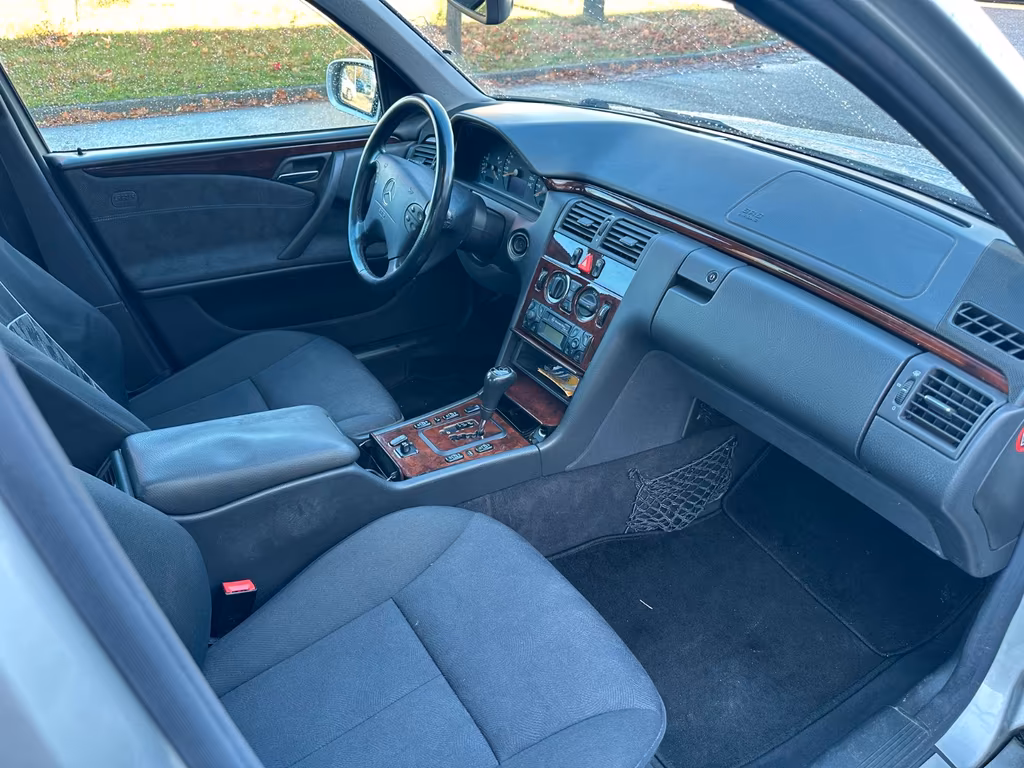 Mercedes-Benz E 240