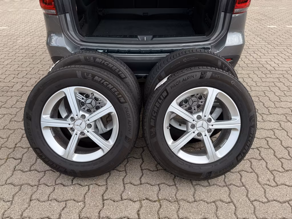 Mercedes-Benz GLB 220