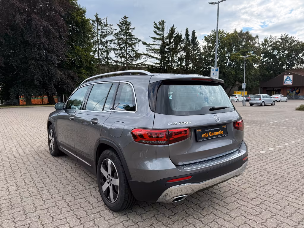 Mercedes-Benz GLB 220