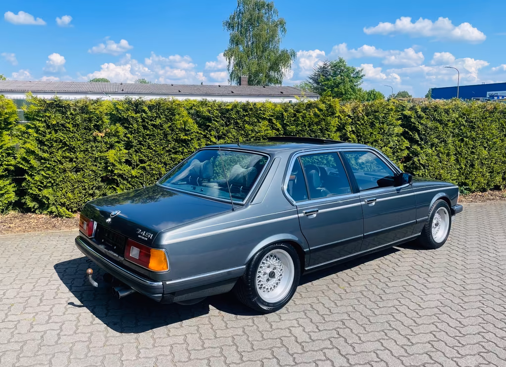 BMW 745