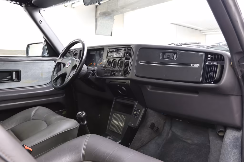 Saab 900
