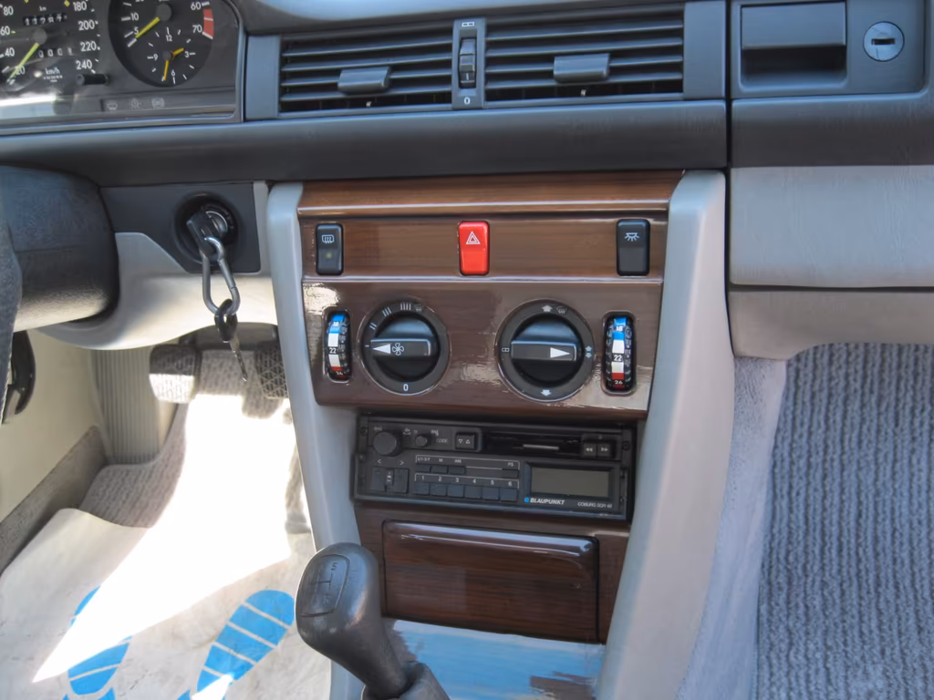 Mercedes-Benz 260