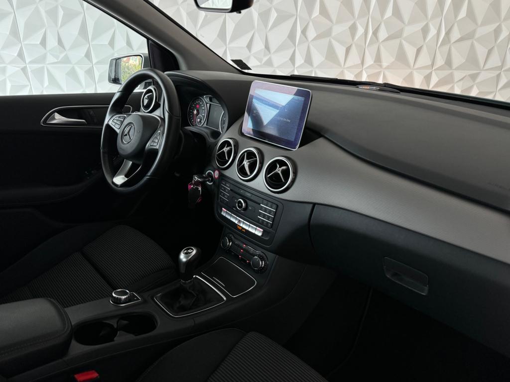 Mercedes-Benz B 180