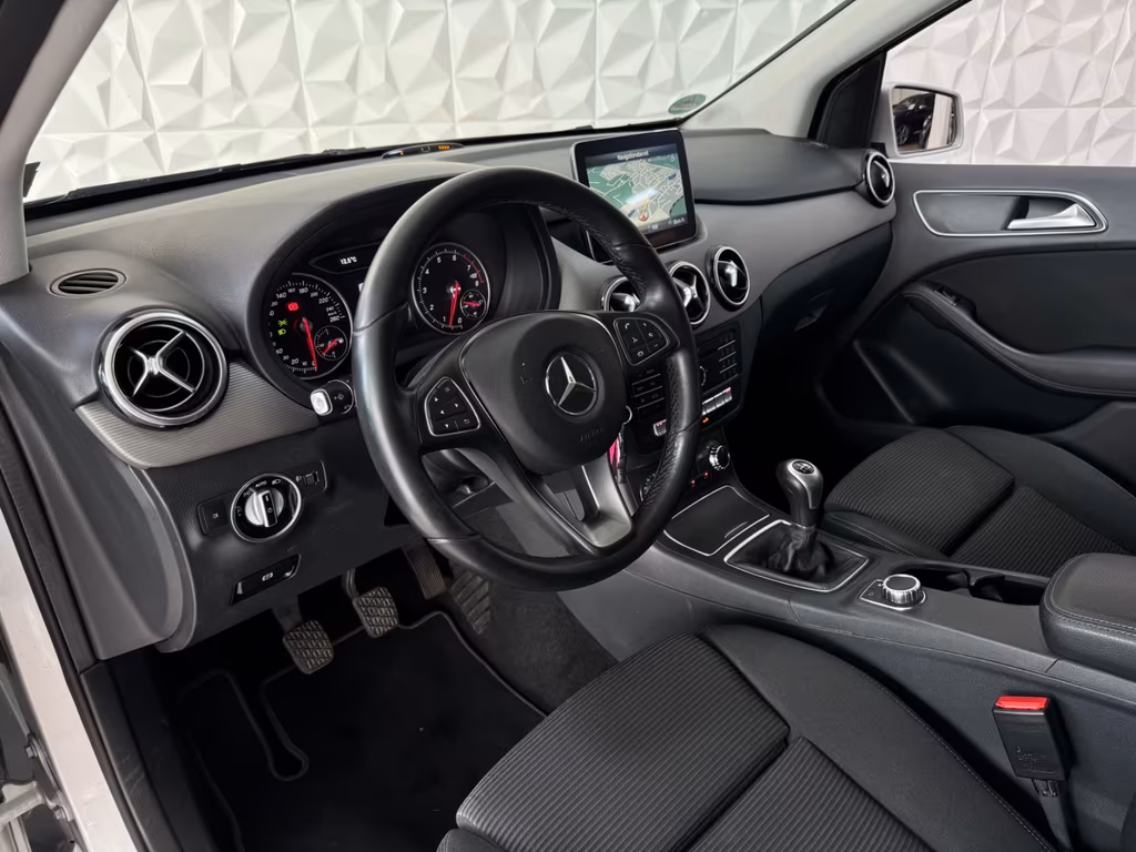 Mercedes-Benz B 180