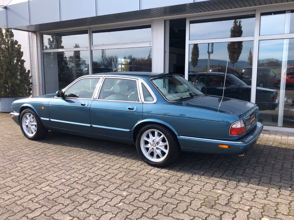Jaguar XJ