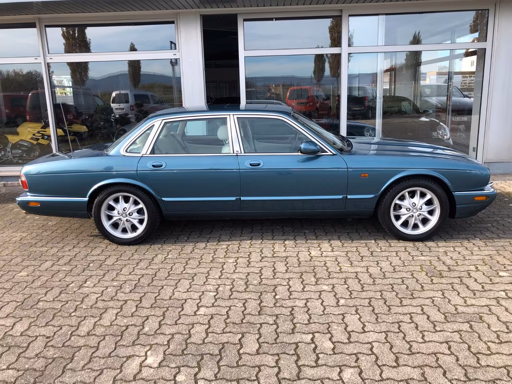 Jaguar XJ