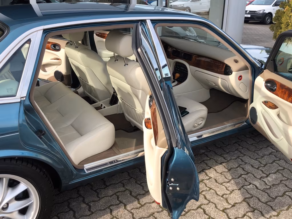 Jaguar XJ