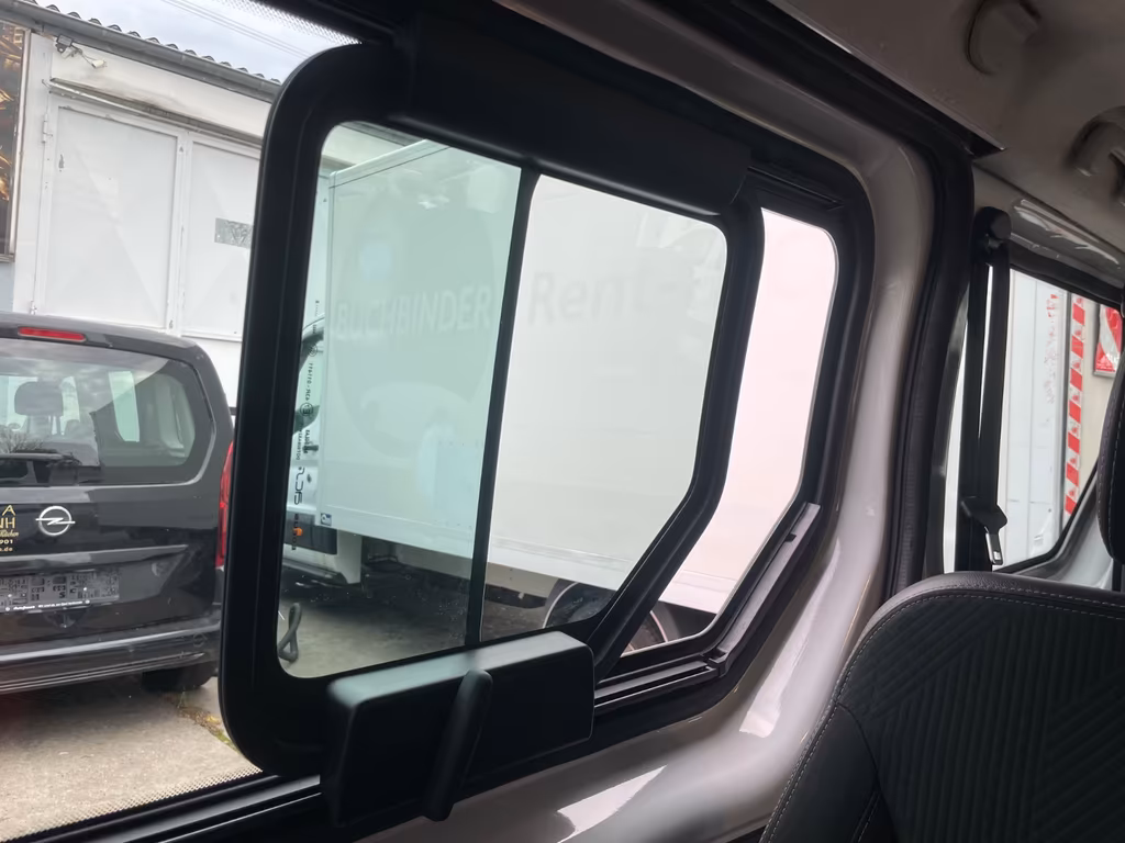 Nissan NV300
