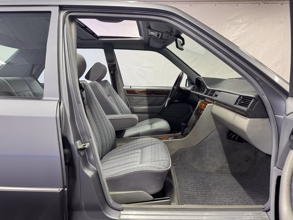 Mercedes-Benz 260