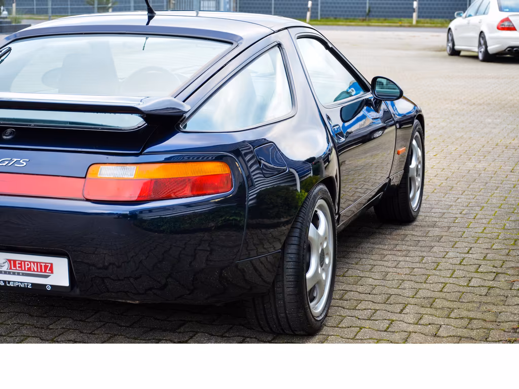 Porsche 928