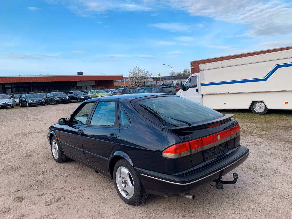 Saab 900