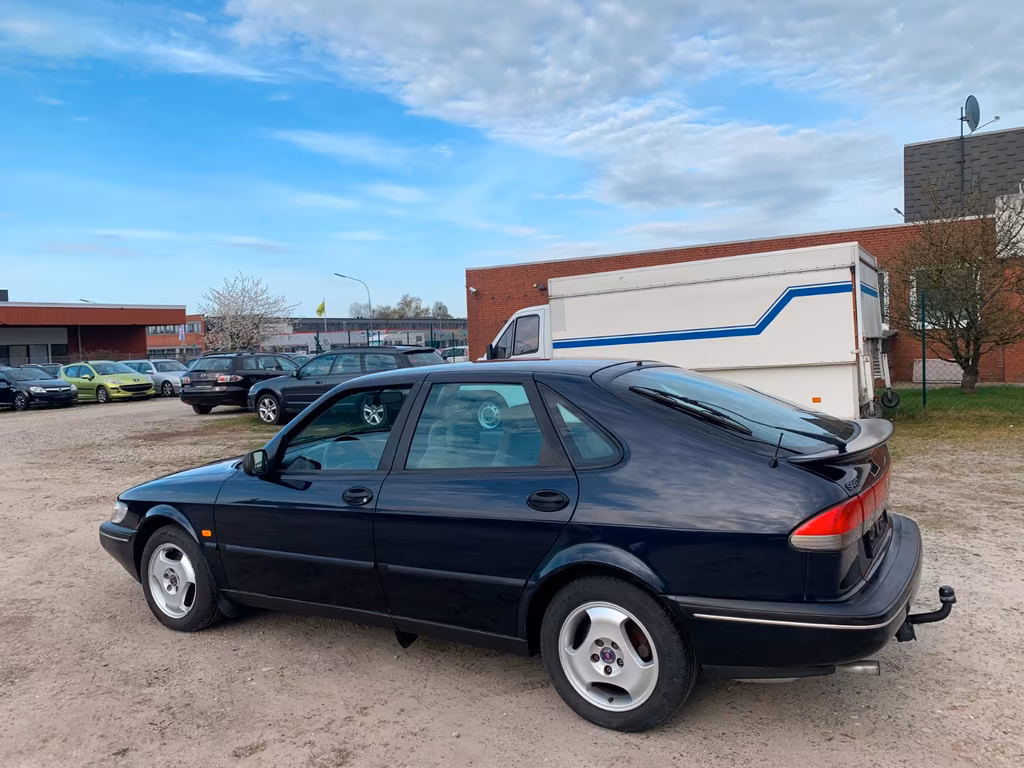 Saab 900