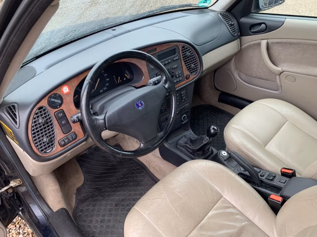 Saab 900