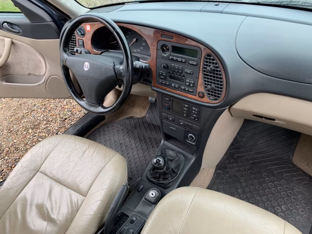Saab 900