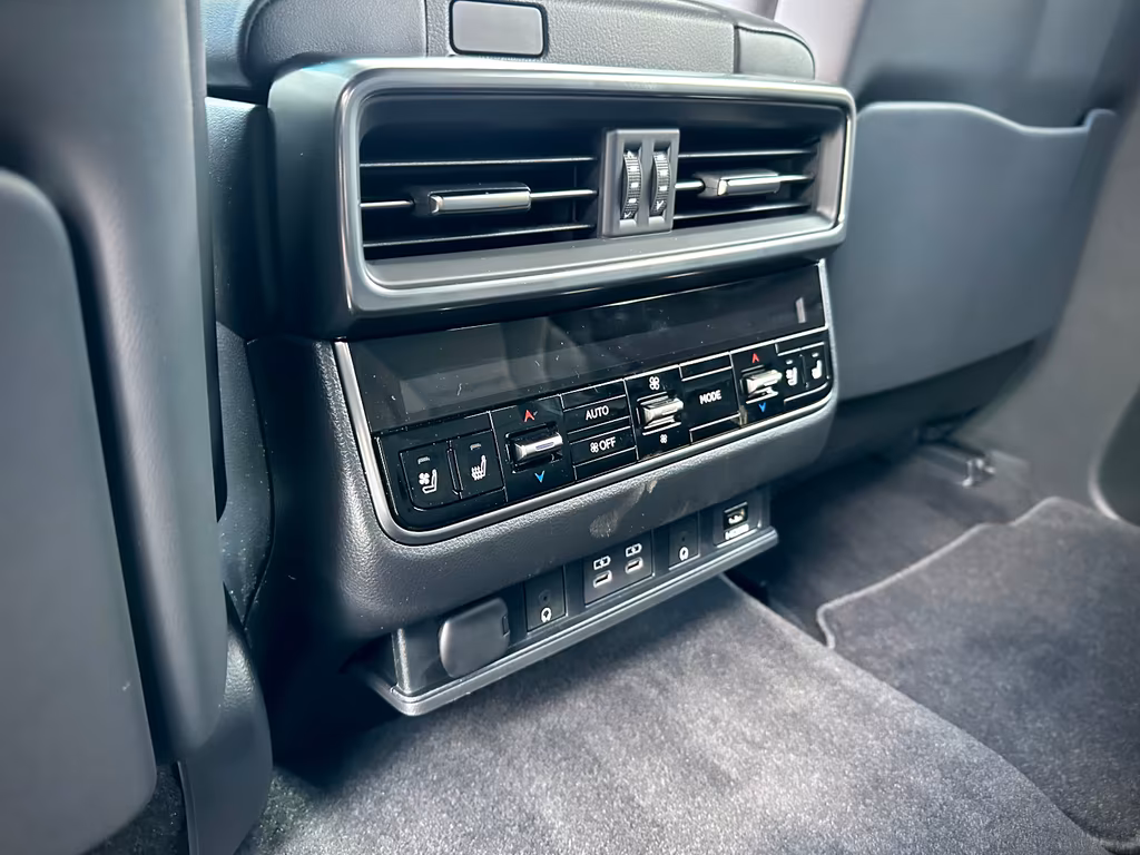 Lexus LX 600