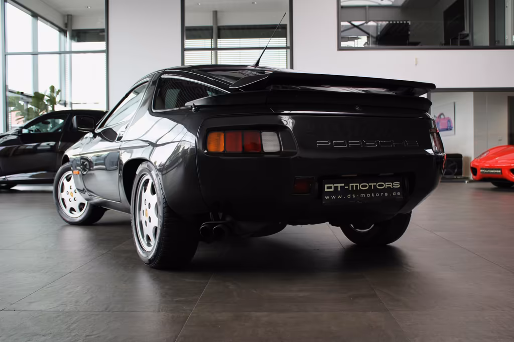 Porsche 928