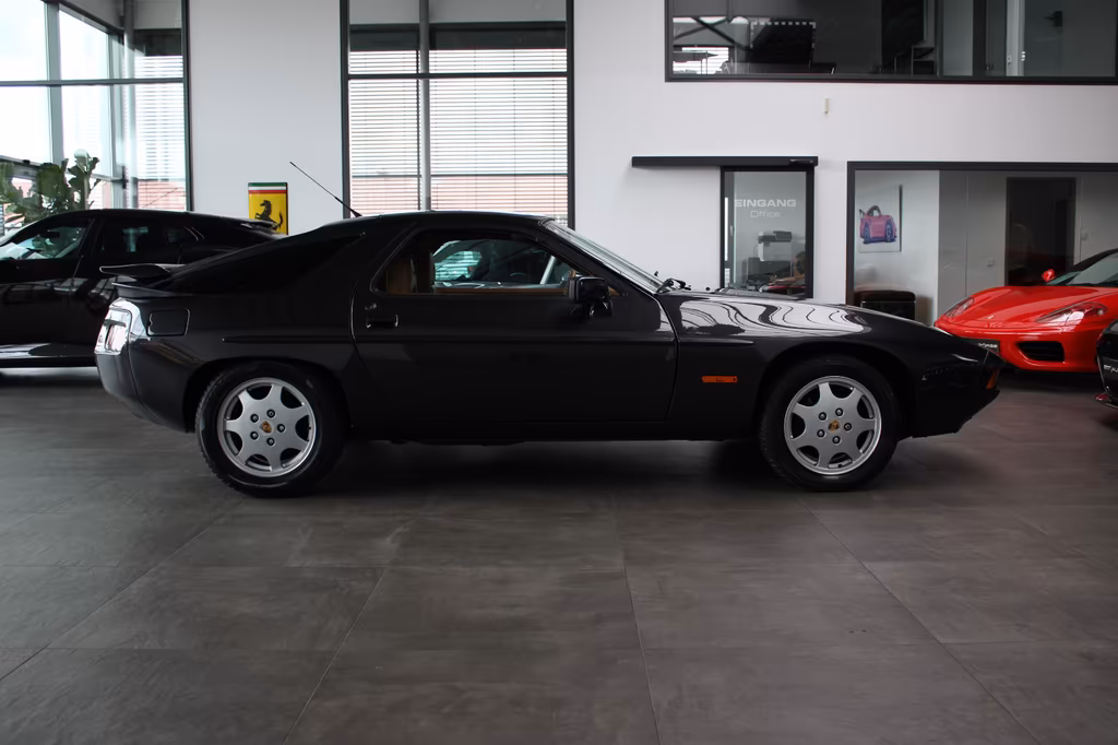 Porsche 928