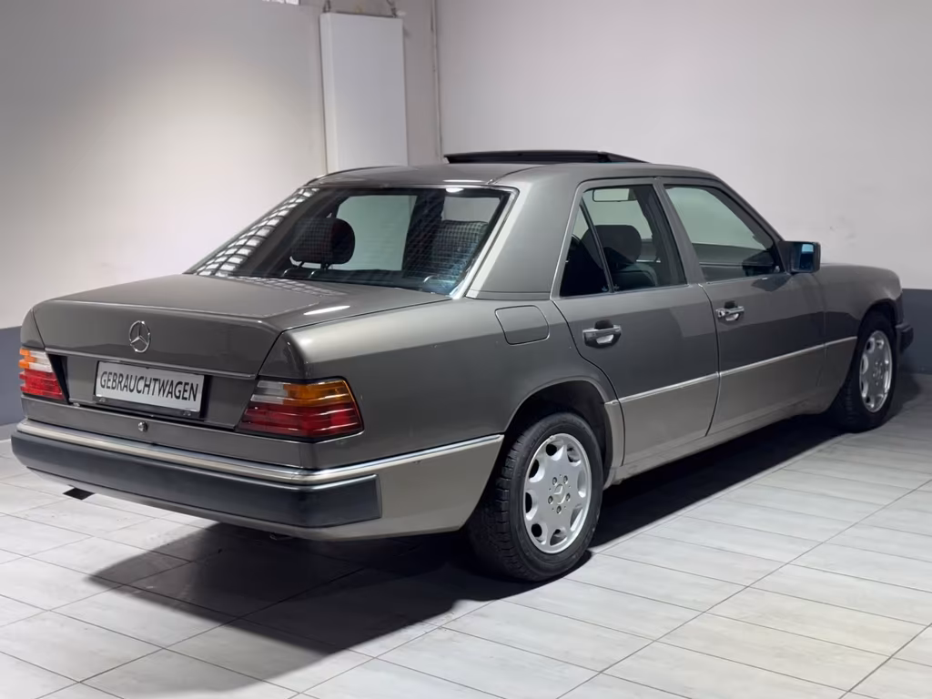Mercedes-Benz 220