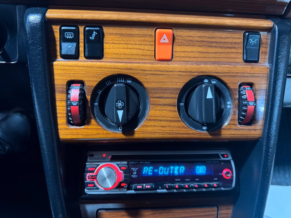 Mercedes-Benz 220