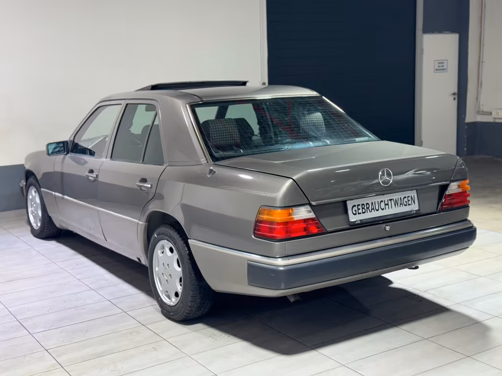 Mercedes-Benz 220
