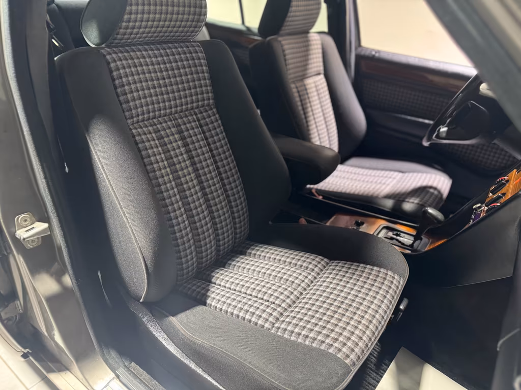 Mercedes-Benz 220
