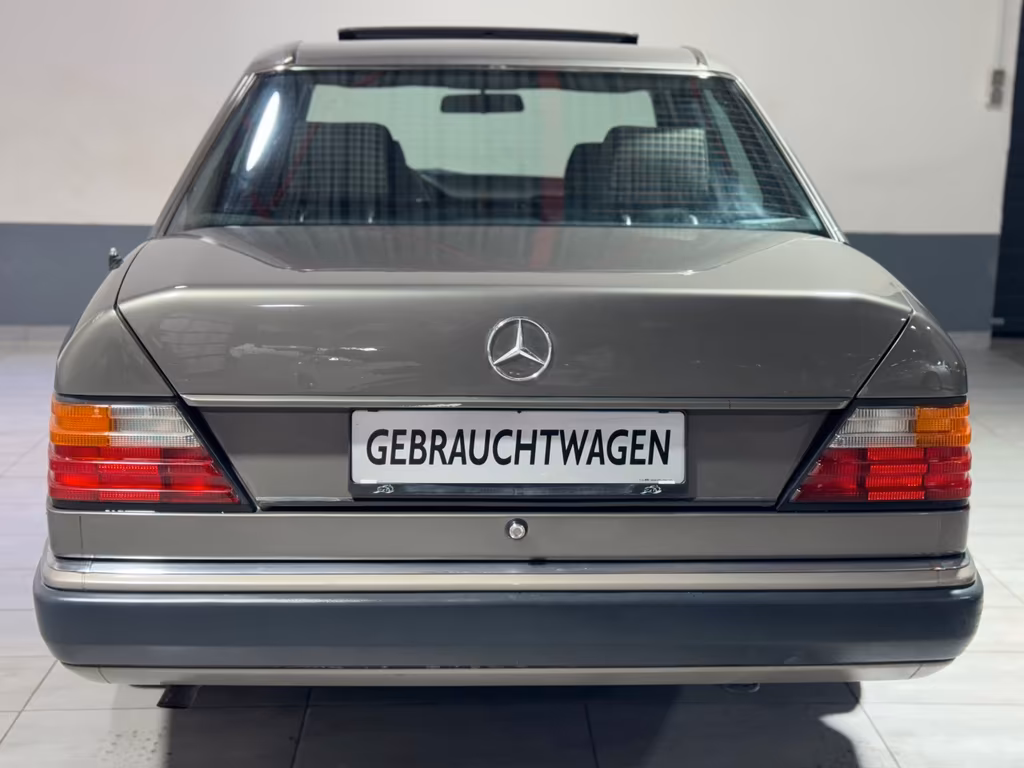Mercedes-Benz 220