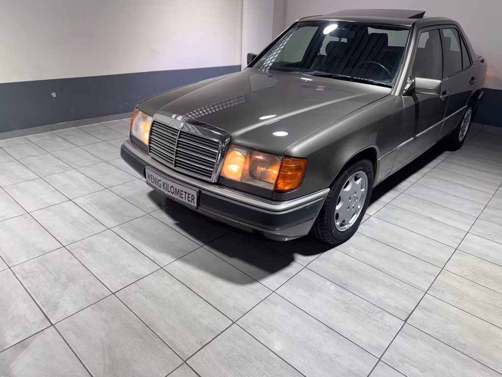 Mercedes-Benz 220