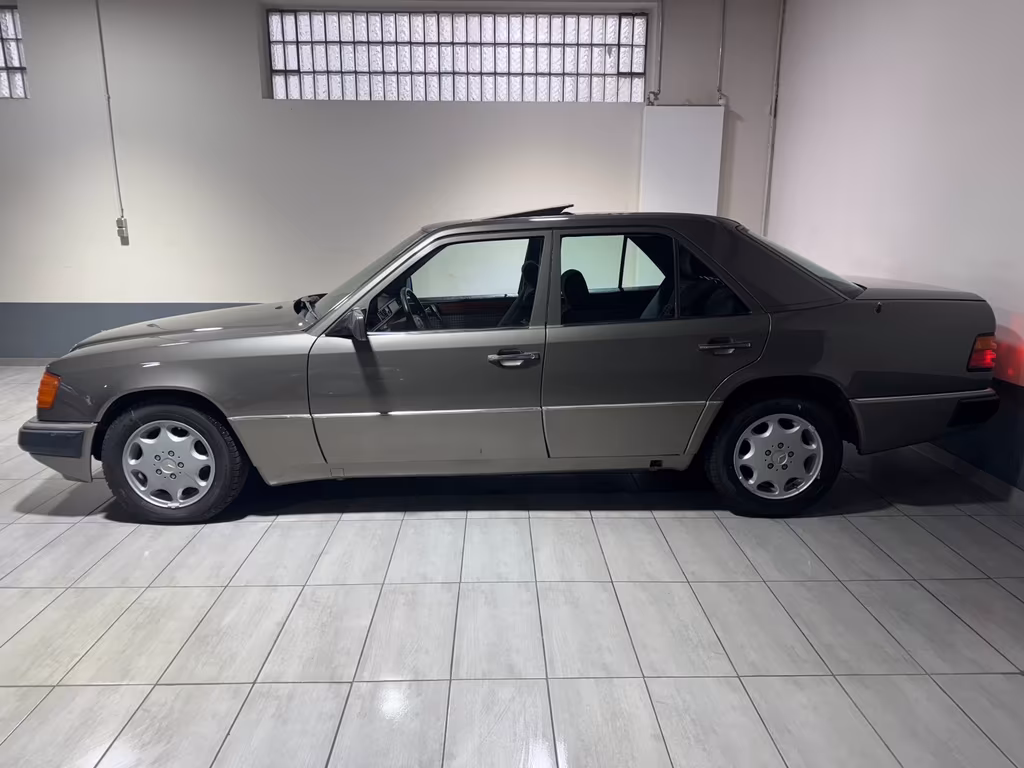 Mercedes-Benz 220