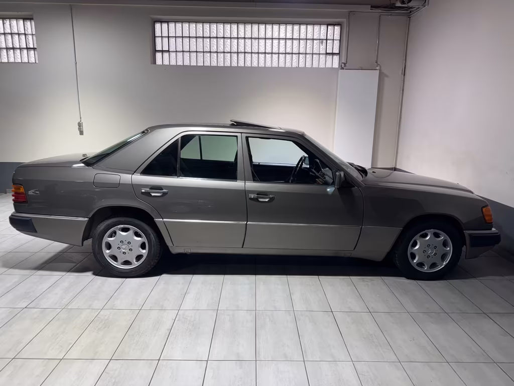 Mercedes-Benz 220
