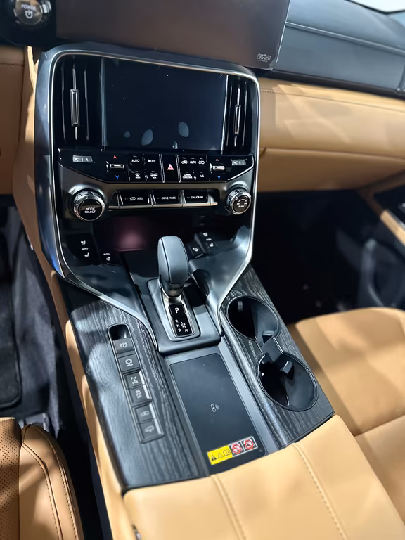 Lexus LX 700