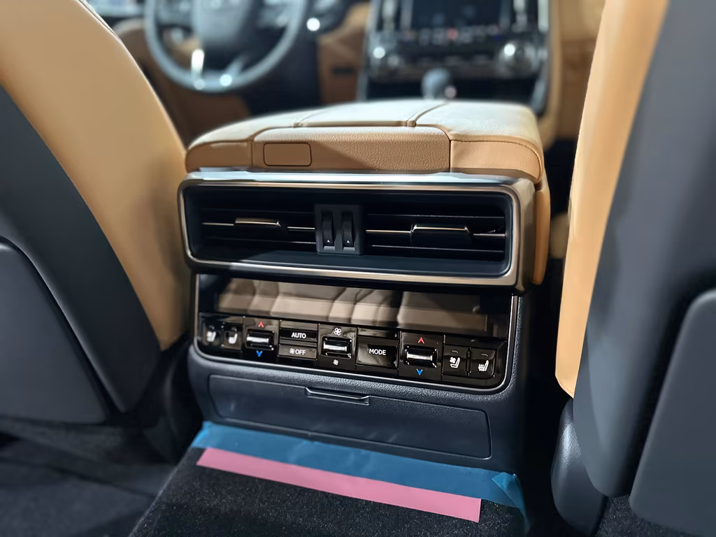 Lexus LX 700