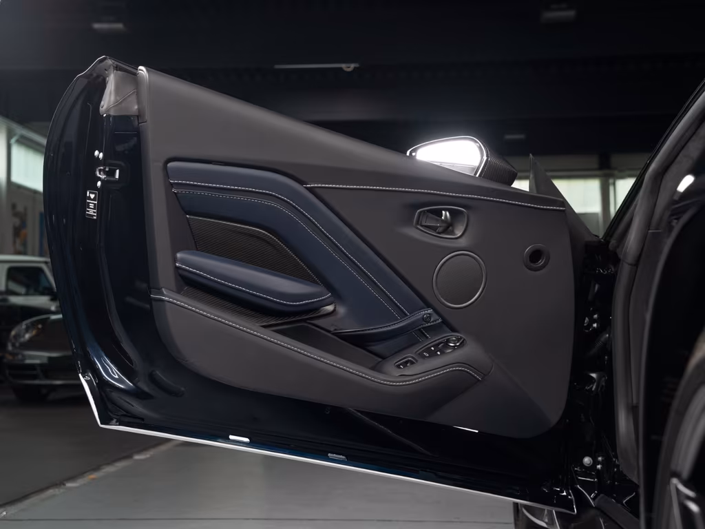 Aston Martin V12 Vantage