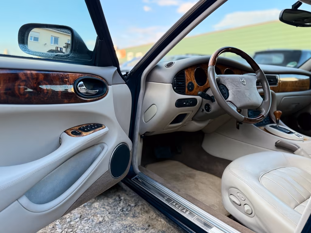 Jaguar XJ