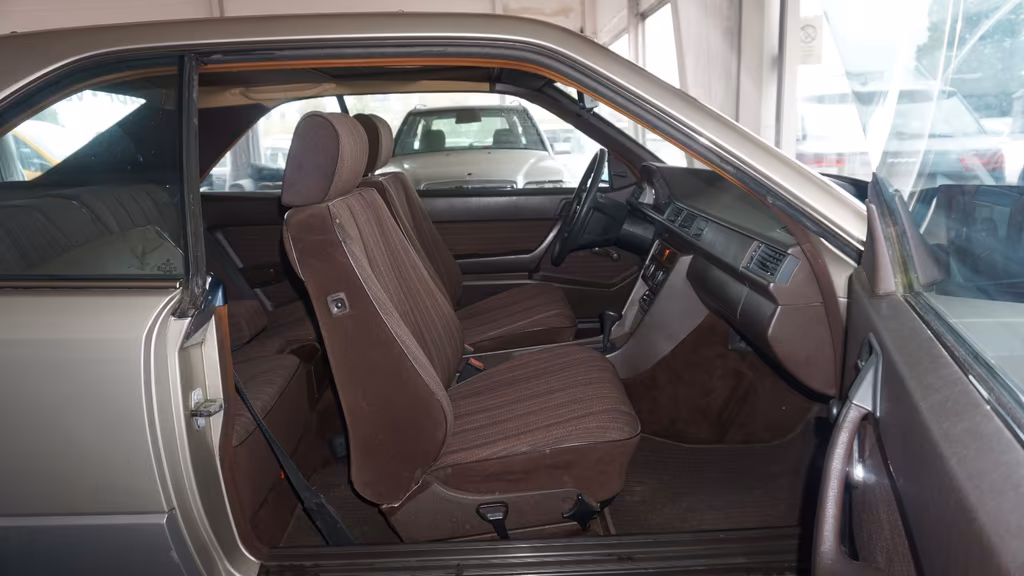 Mercedes-Benz E 230