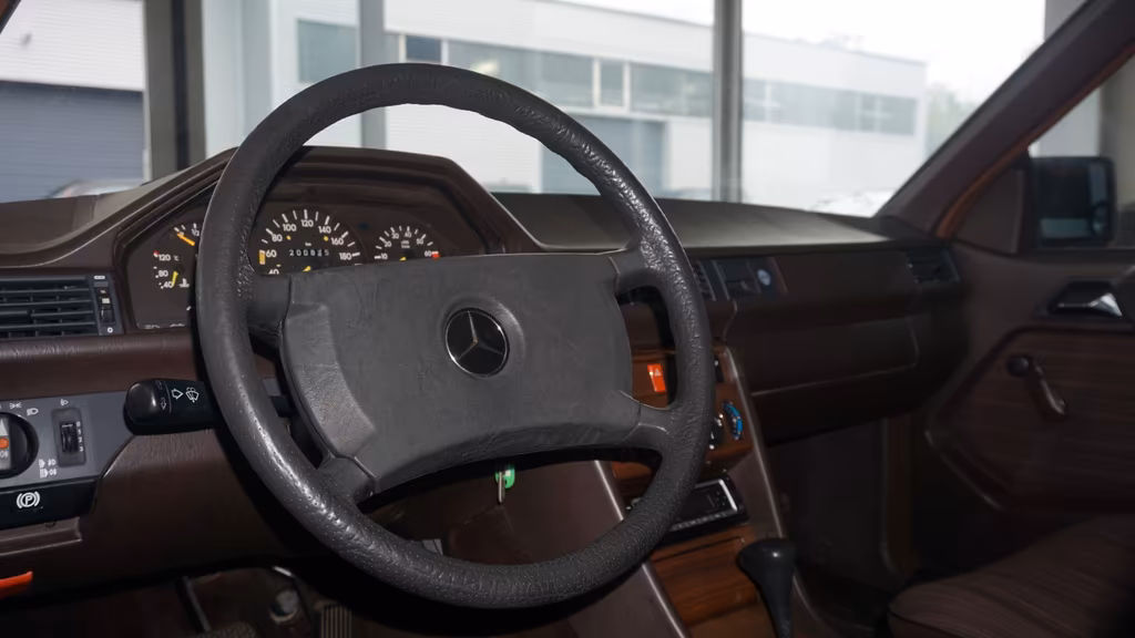 Mercedes-Benz E 230