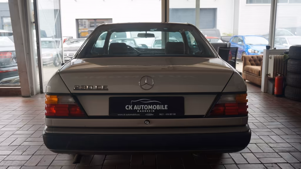 Mercedes-Benz E 230