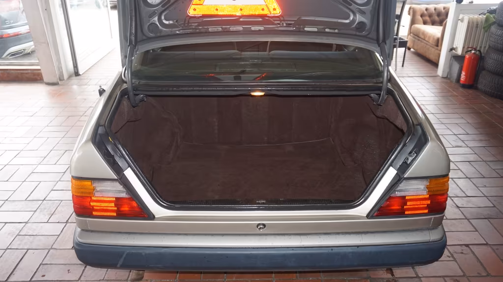 Mercedes-Benz E 230