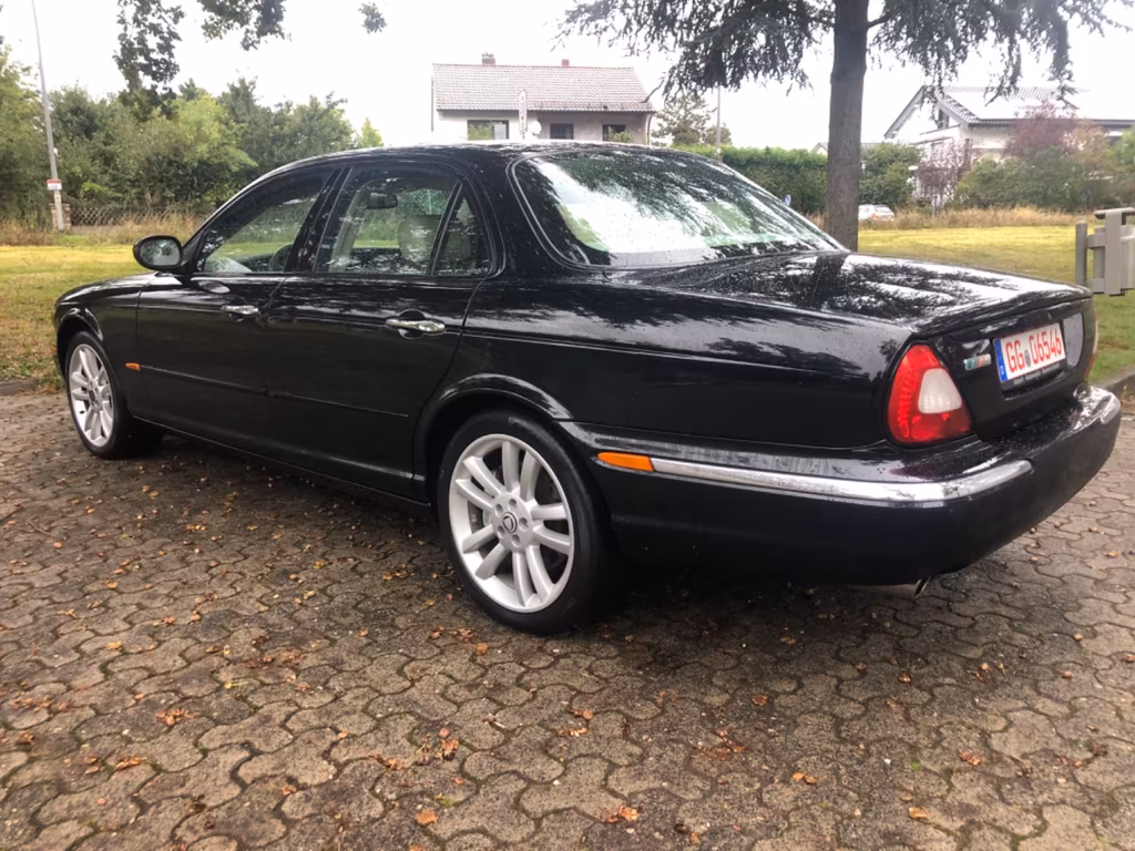 Jaguar XJR