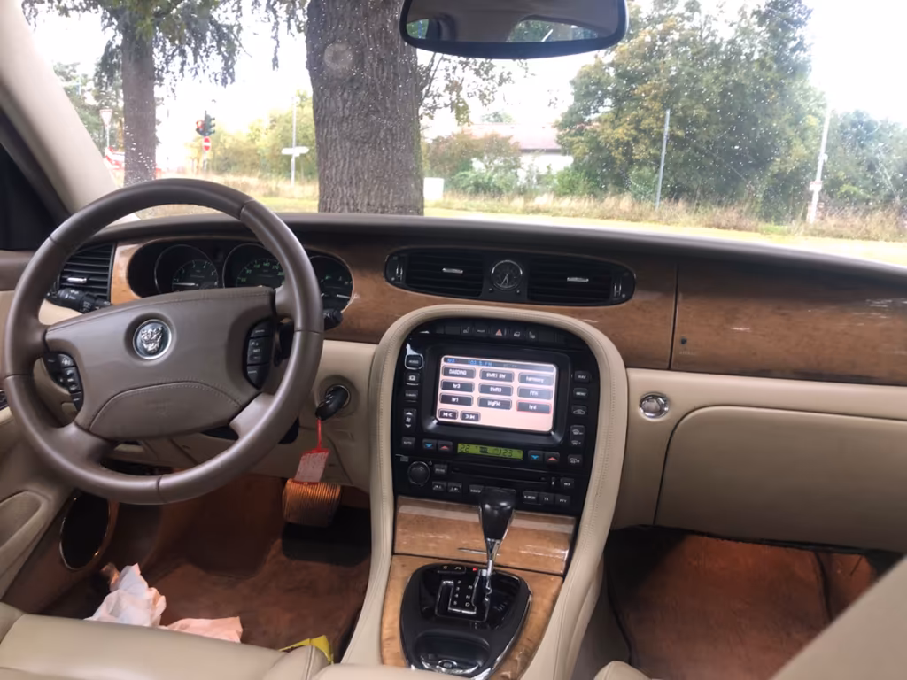 Jaguar XJR
