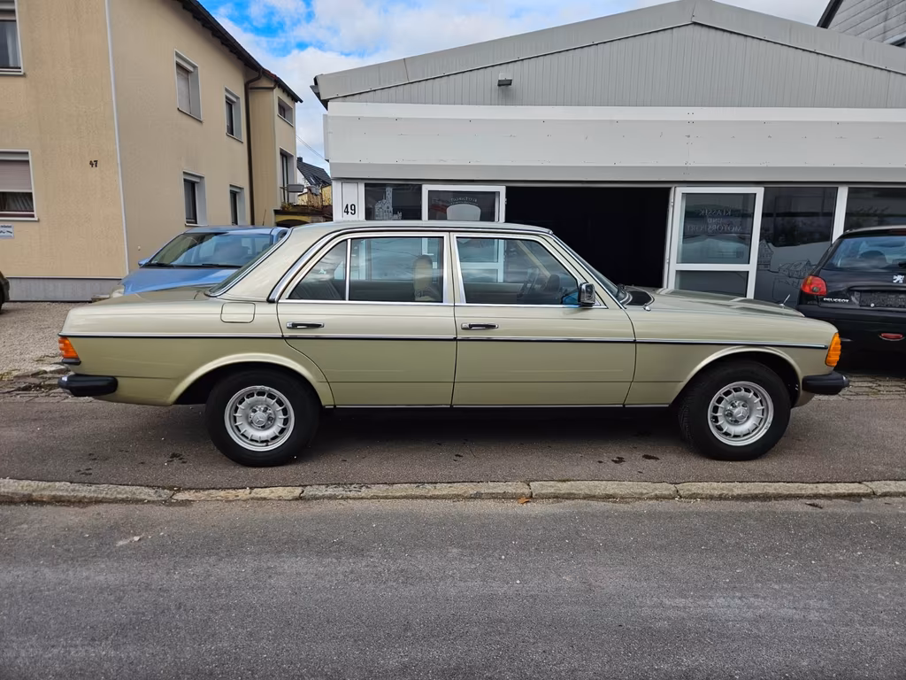 Mercedes-Benz 240