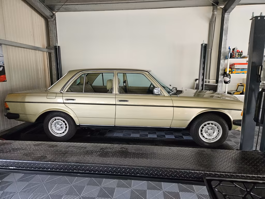 Mercedes-Benz 240