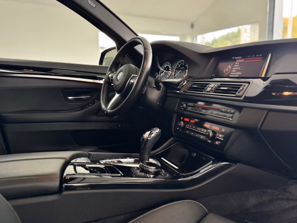 BMW M550