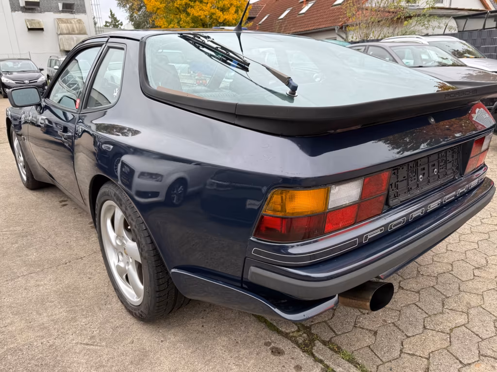 Porsche 944