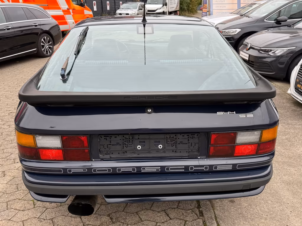 Porsche 944