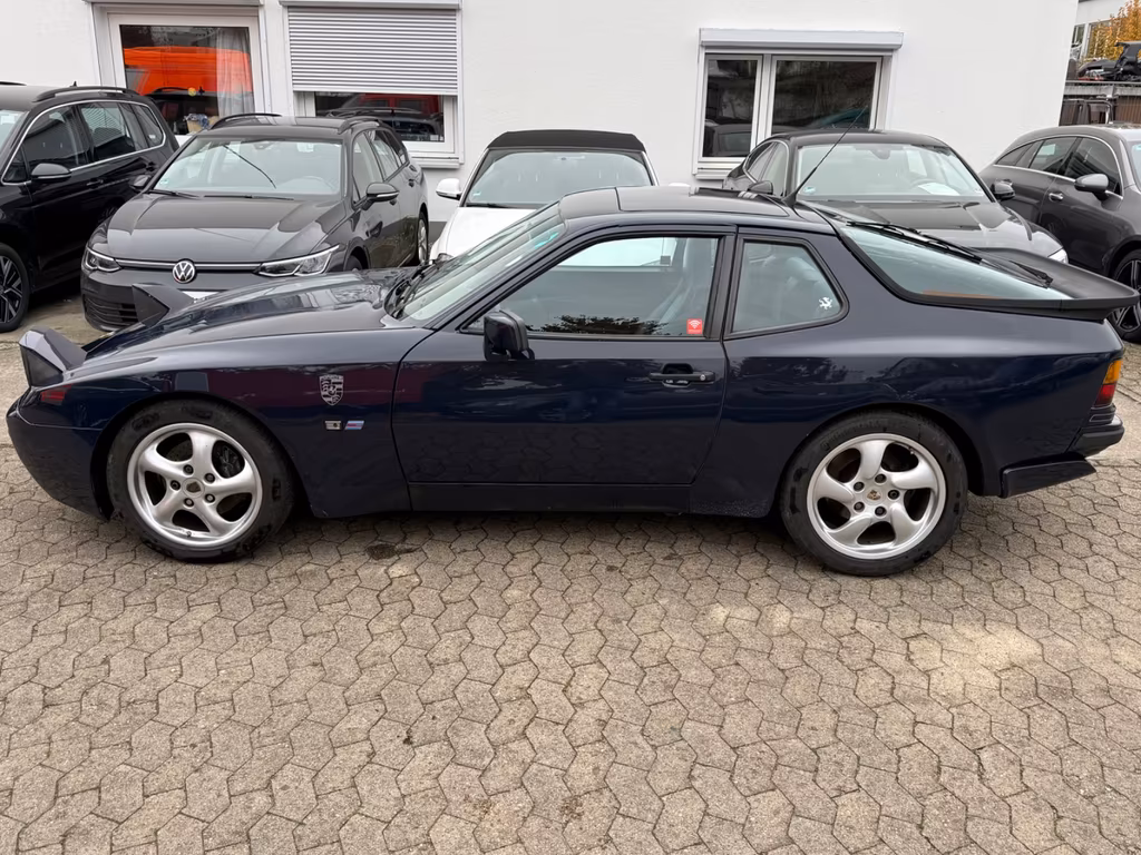 Porsche 944